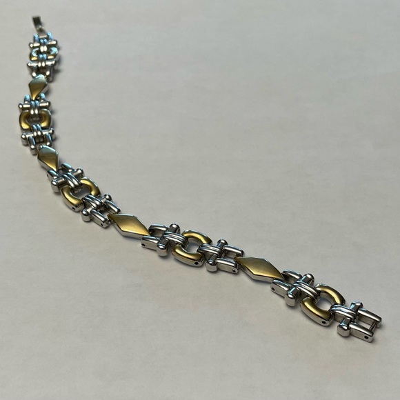 7.5” Vintage Two-Tone Silver and Gold Metal Bracelet - Picture 6 of 8